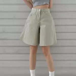 [신상오픈런]여성 A라인 절개 와이드핏 하이웨스트 스판 숏팬츠 (38284331)