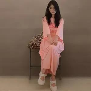 [신상오픈런]여성 스판 루즈핏 7부 트임 원피스 레터링 힙무드 롱 드레스 (38283914)