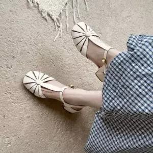 여자 통굽 플랩 펀칭 로마자 라운드 샌들 가죽 미들힐 웨지힐 양가죽 메리제인 T스트랩 슈즈 스틸레토 CH5