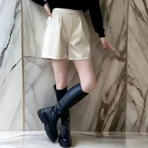 [다잇템]여자 FW 핀턱 인조가죽 다크컬러 반바지 (29269133A)