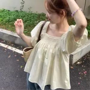 [신상오픈런]여성 스모크 플레어 반팔 블라우스 스퀘어넥 (39181252)