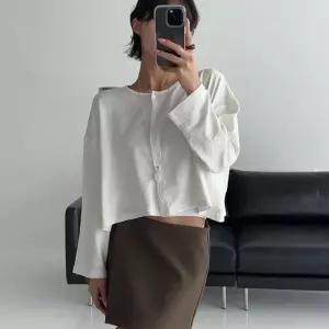 [신상오픈런]여성 크롭 박스핏 와이드 라운드넥 버튼 코튼 니트 가디건 (39180909)