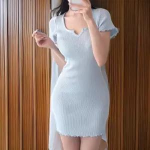 [신상오픈런]여성 슬림 핏 골지 트임 디테일 프릴 반팔 미니 드레스 (32330605)