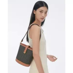 질스튜어트 뉴욕 로젤라칠링 브라운 V장식 패턴 버킷형 미디움 숄더백 JABA5E301 국내매장판 1696251