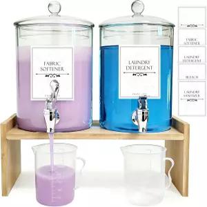 유리 세탁 세제 디스펜서 2팩 비누 천 유연제 대나무 스탠드 계량 컵 스피갓 라벨 세탁실 욕실 조리대