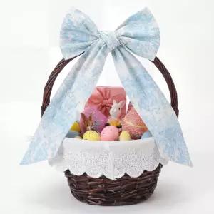 봄 피크닉을 위한 대형 파란색 선물 바구니와 손잡이 가리비 라이너가 있는 진영 부활절 위커 바구니 계란