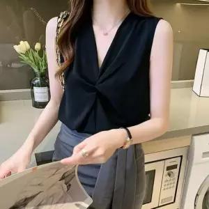 [의류] 부드러운소재 깔끔 앞 꼬임 포인트 민소매 블라우스