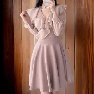 [신상오픈런]여성 프릴 디테일 브이넥 긴팔 플레어 미니 드레스 (32330597)