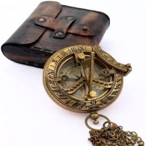 가죽 케이스에 담긴 황동 해시계 나침반 - 남성을 위한 항해 선물 그를 골동품 기념일 장치 독특하고