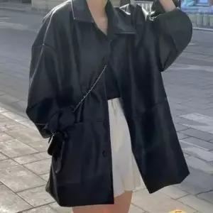 [의류] 여성 깔끔한 디자인 유행 없는 오버핏 라이더 자켓