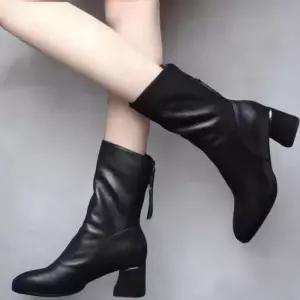 [신상오픈런]여성 시크 무드 블랙 광택 통굽 앵클 부츠 (42009610)