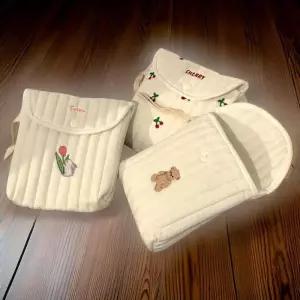 [신상오픈런]여성 자수 스냅버튼 퀼팅 생리대 보관 미니 파우치 (32349177)