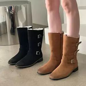 여자 버클 세무 평평한 장식 FUR안감 미들 부츠