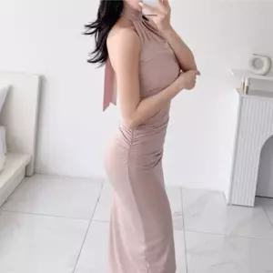 [신상오픈런]여성 단색 홀터넥 슬림핏 셔링 롱 드레스 (37709909)