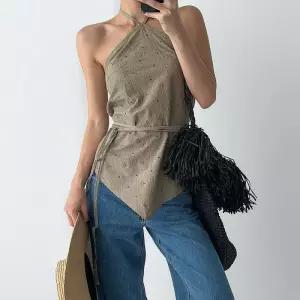 [신상오픈런]여성 홀터넥 펀칭 보헤미안 스트랩 언발란스 나시 (37001267)