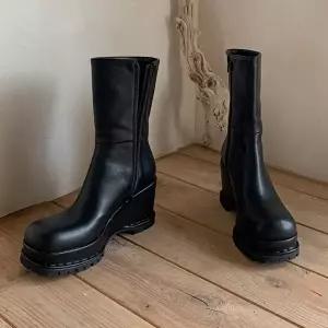 [옷자락]여자 통굽 웨지 미들부츠 가을 겨울 데일리 워커