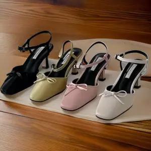 [신상오픈런]20대 여성용 사랑스러운 리본 스트랩 앞코 사각 구두 (32331620)