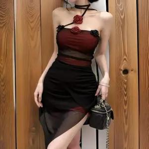 [신상오픈런]여성용 레드 홀터넥 시스루 미니스커트 원피스 장미 디자인 (32331169)