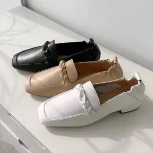 인기상품 소가죽 꼬임 디테일 로퍼형 로우힐 데일리 슈즈 6SS [WFM08L2_260307]