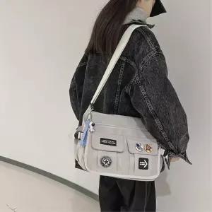 남여공용 투포켓 크로스 메신저백-뱃지키링포함 2030 사회초년생 50대