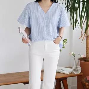 [신상오픈런]여성용 스트라이프 브이넥 루즈핏 셔링 반팔 블라우스 (38292746)
