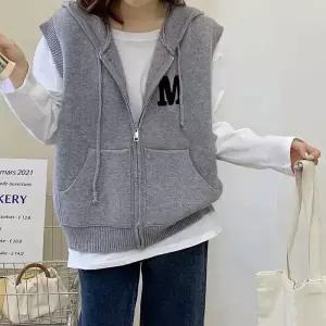 [올리비에스클로젯]영문 후드 집업 니트 베스트_O2509KV026C