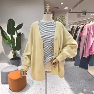 [대구백화점] [에잇컨셉]루즈핏 백자수 포인트 트임 가디건(C23J7FCD028)