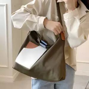 여자 20대 대학생 나들이 카키색 포켓 캔버스백 쇼퍼백 빅사이즈가방 출근가방