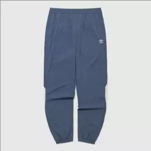 엄브로 PTR 우븐 워밍업 조거 팬츠 /  BERING SEA UR121SPT39