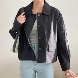 [신상오픈런]단추 카라 숏자켓 여성바람막이 스판 검정색 (28932792)