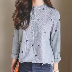 [신상오픈런]여성 독특한 잎무늬 자수 차이나 카라 스트라이프 셔츠 (41992798)