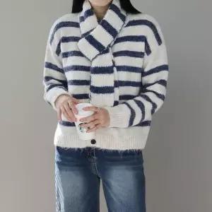 [신상오픈런]여성 배색 스트라이프 부클 니트 머플러 세트 기본핏 가디건 (41992559)