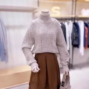 [시에로] SF4KTF207 스카시 꽈배기 디테일 하이넥 니트_P347641402