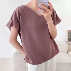 [신상오픈런]여성 여름 하객룩 프릴 소매 브이넥 슬릿 블라우스 (38292748)