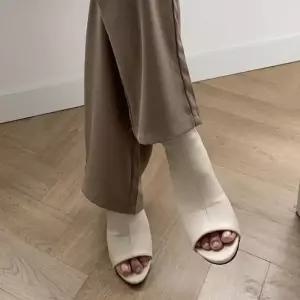 [라일리] Rly 오픈토 절개라인 슬림핏 미들굽 베이직 토오픈힐