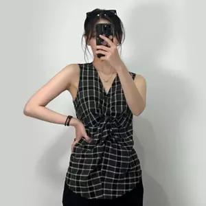 여성 블랙 체크 언발 꼬임 민소매 나시 브이넥 블라우스 여름 휴가 데일리 룩블라우스 루즈핏 언나시 나시