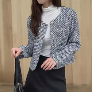[신상오픈런]여성 심플 트위드 노카라 긴팔 자켓 금버튼 (41913778)