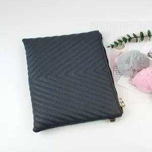 빗살 패턴 긱스 클러치백 그레이 (폼폼이 포함)백 핸드백 수납가방 패션 여성용