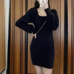 [신상오픈런]여성 단색 스퀘어넥 퍼프소매 니트 미니 드레스 (32330614)