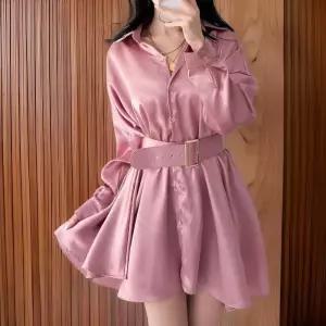 [신상오픈런]여성 빛나는 실크 카라 긴팔 벨트 미니 드레스 (32330601)