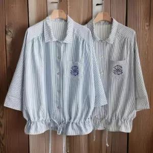 [신상오픈런]여성 카라넥 자수포켓 스트라이프 허리 스트랩 셔츠 (32326655)