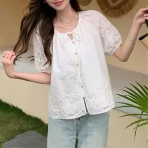 [신상오픈런]여성 아이보리 리본 펀칭 플라워 자수 반팔 티셔츠 (39181256)
