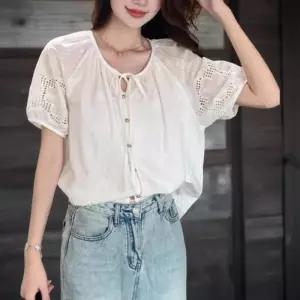 [신상오픈런]여성 아이보리 리본 장식 펀칭 꽃 자수 반팔 티셔츠 (39139327)