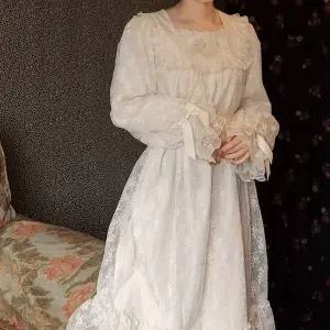 [에이치플러스몰]TBZ 크림 스퀘어넥 리본 플라워 프릴 원피스 경성의상 레트로의상