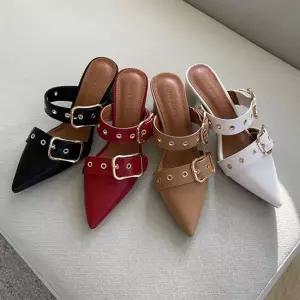 인기상품 아일렛 스트랩 디테일 포인티드 토 뮬 힐 슈즈 6SS [WFM08N7_260307]