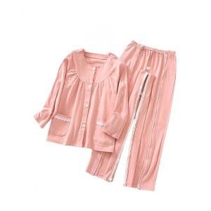 아일라신 침대에 누워있는 복 찢어진 수트 완전 개방형 적응형 케모 의류 사계절용