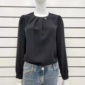 [베스띠벨리]플리츠 메탈장식 라우드넥 블라우스 ( BJBAI2412 )