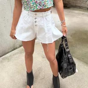 [다잇템]여성 하이웨스트 넓은 하프팬츠 핀턱 화이트 (38502796A)