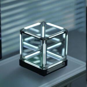 오사이쿤드 인피니티 미러 라이트 - 4D 테서랙트 하이퍼 큐브 충전식 미래형 책상 장식, 게이밍 및 나이트스탠드용 앰비언트 조명 소형 LED 침대 옆 램프 화이트