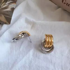 [하프클럽/]여성 모던 일상 투톤 볼드 포인트 귀걸이